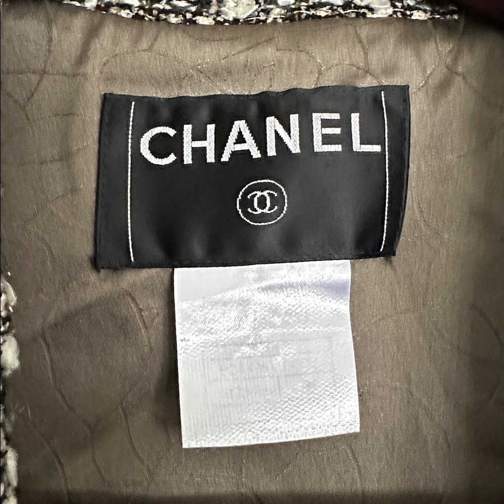 Chanel Black and White Tweed Blazer Size 36 - Picture 2 of 15